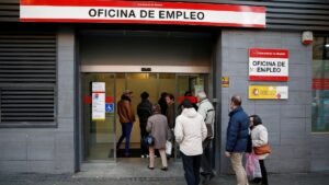 oficinas de empleo con personas buscando trabajo