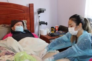 paciente recibiendo atencion medica en casa