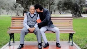 padre e hijo adulto conversando en parque
