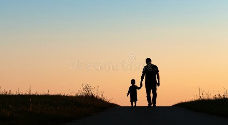 padre e hijo caminando juntos al aire libre