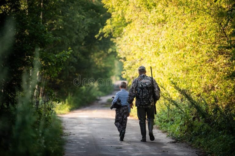 padre e hijo caminando por carretera rural