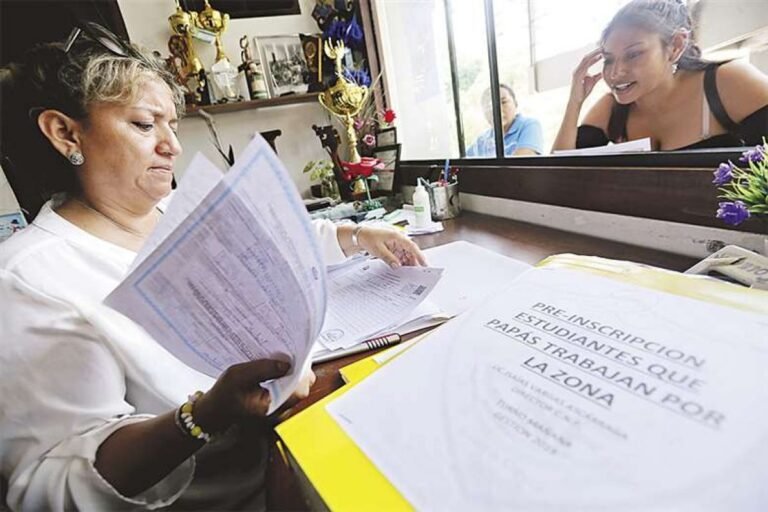 padres entregando documentos en escuela privada