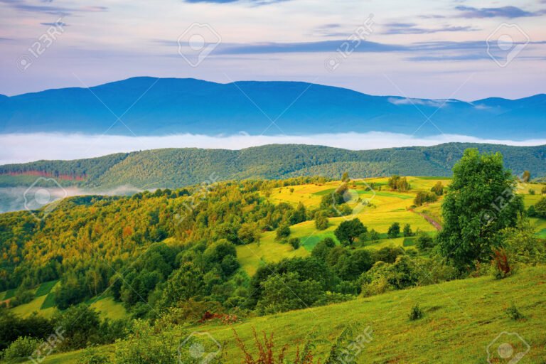 paisaje rural con campos y montanas amanecer