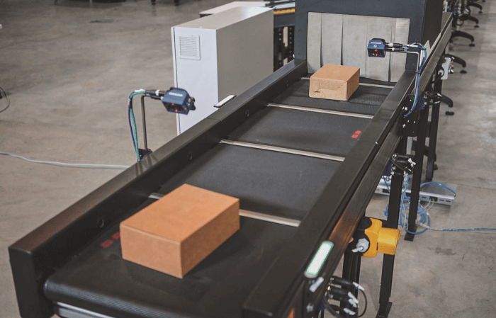 Cómo puedo enviar un teléfono por Vía Cargo en Bahía Blanca 2 paquete con telefono sobre cinta transportadora