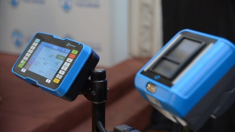 parada de colectivo con reloj digital