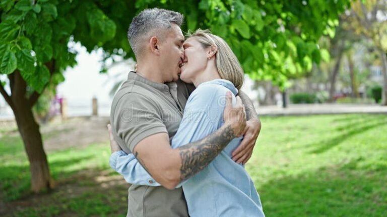 pareja reconciliandose en un parque romantico
