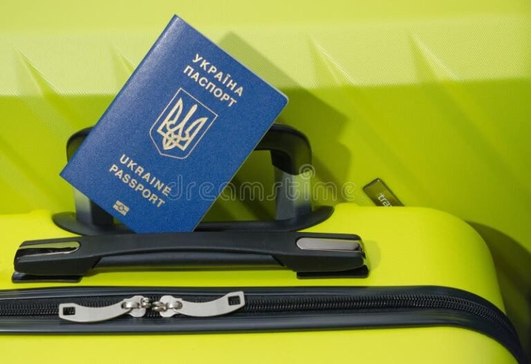 pasaporte y maleta en aeropuerto internacional