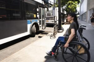 persona con discapacidad usando transporte publico accesible