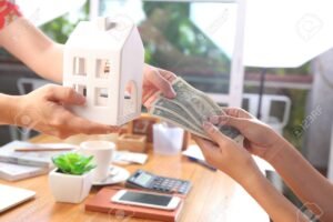 persona entregando billetes para pago vivienda