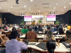 persona estudiando derecho en casa abierta