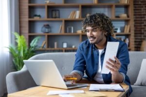 persona feliz revisando finanzas en casa
