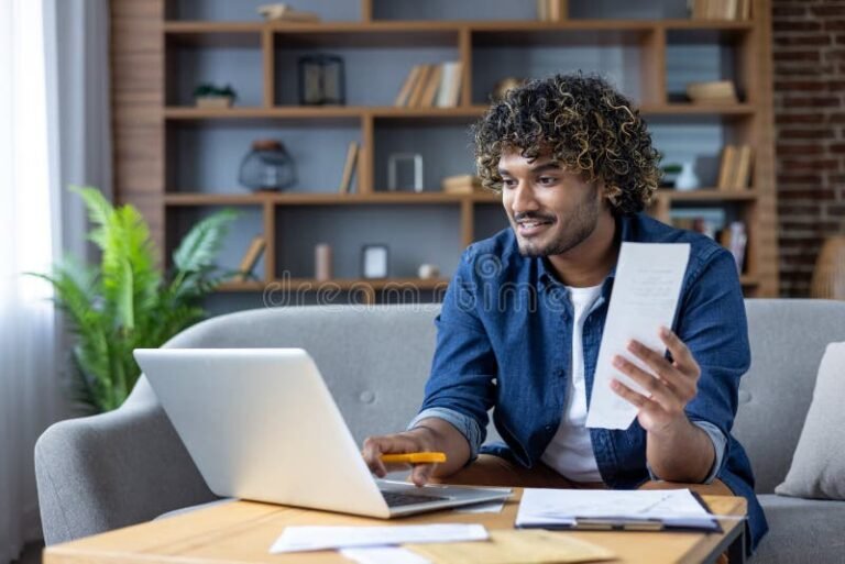Cómo obtener un crédito para pagar mis deudas de forma segura 11 persona feliz revisando finanzas en casa