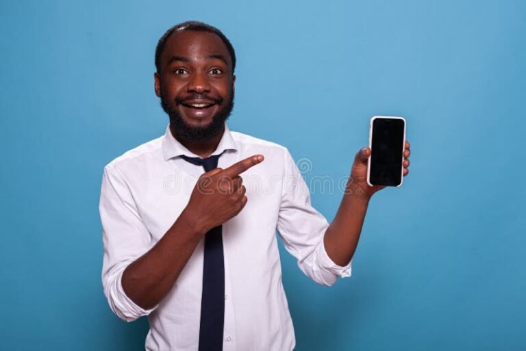 Cómo Saber Si Me Aprobaron El Crédito Tasa Cero En Argentina 2 persona feliz revisando su telefono movil