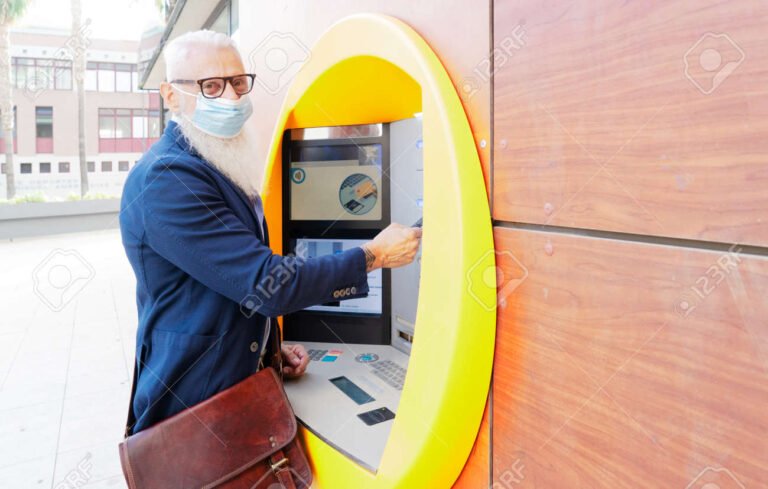 persona feliz usando cajero automatico moderno