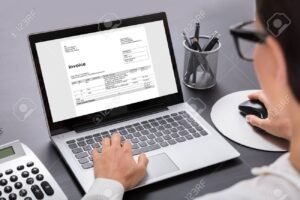 persona llenando factura manualmente en escritorio