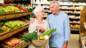 persona mayor comprando en supermercado dia