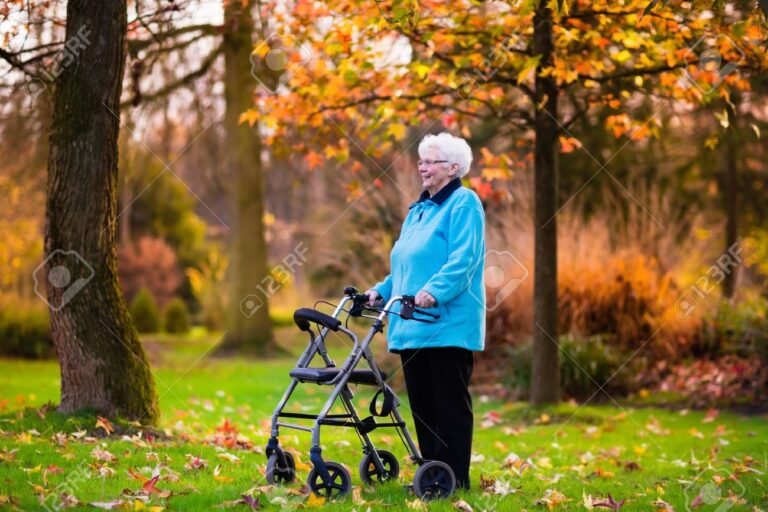 persona mayor feliz con discapacidad y jubilacion