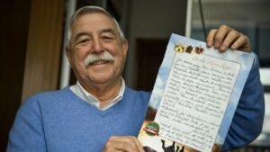 persona mayor feliz con documento oficial