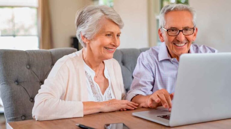 Cómo puedo saber con qué ley me jubilaré en Argentina 1 persona mayor revisando documentos legales jubilacion