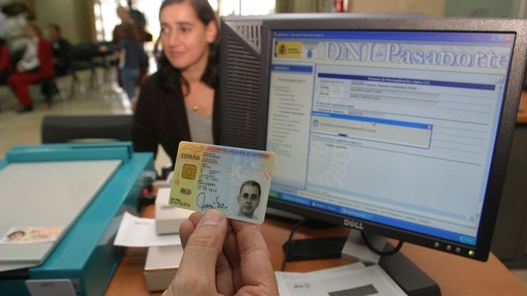 Cómo Obtener Tu CBU en Banco Provincia Solo Con DNI 2 persona mostrando dni frente a computadora bancaria