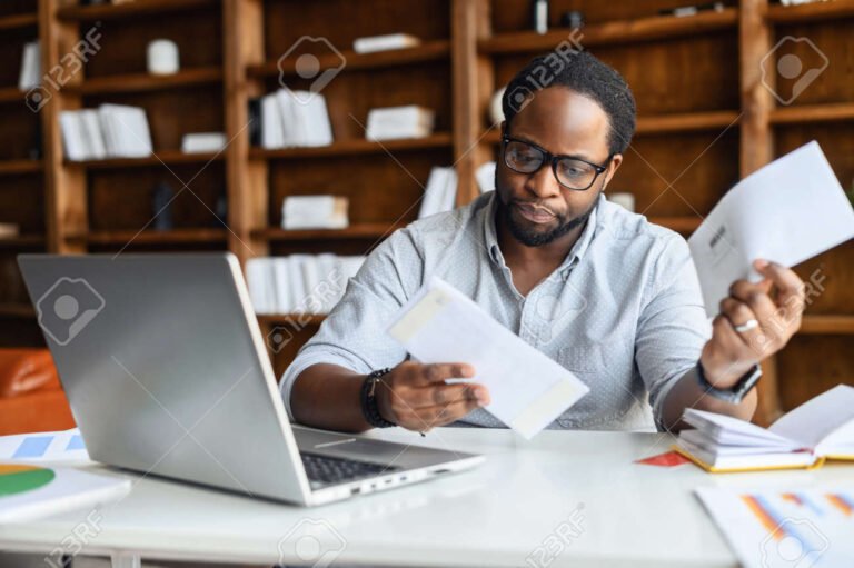 persona preocupada revisando documentos con multas
