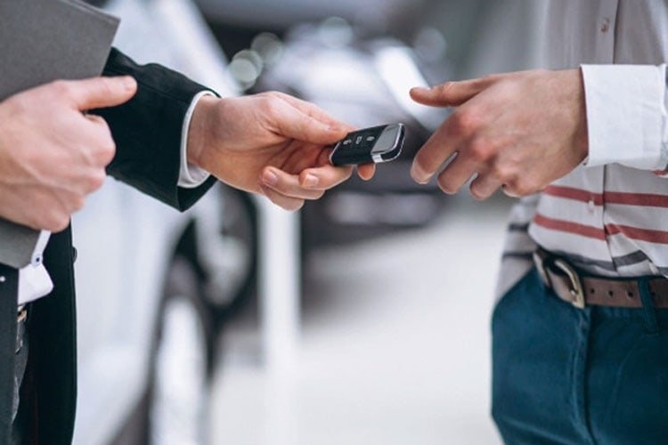 persona recibiendo llave de moto nueva