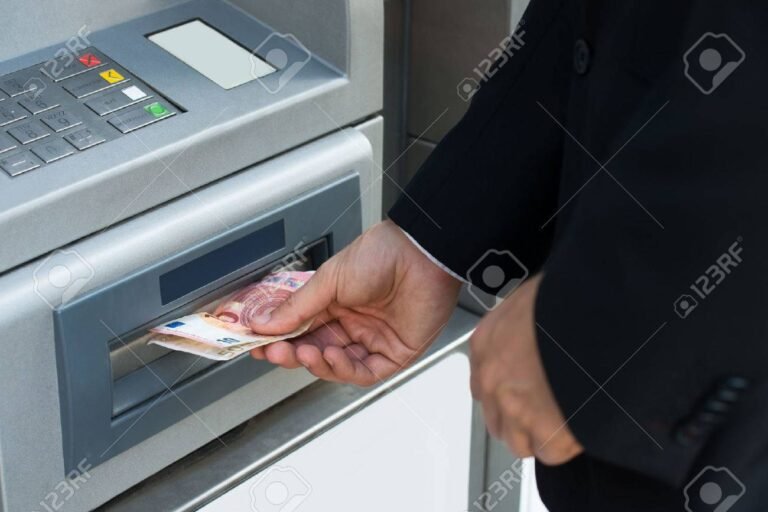 persona retirando efectivo en cajero automatico