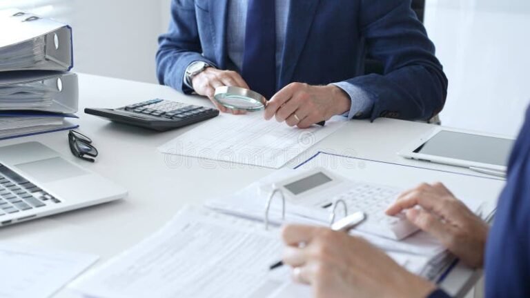 Cómo Saber Si Sos Beneficiario De La Devolución Del IVA De AFIP 3 persona revisando documentos con calculadora