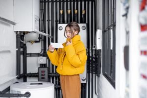 persona revisando factura de electricidad en casa