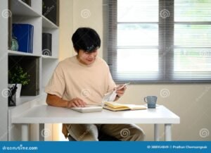 persona revisando finanzas personales en casa