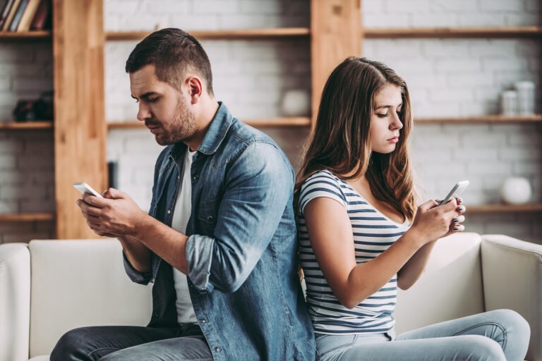 Cómo Saber Quién No Me Sigue en Instagram Sin Usar Apps 3 persona revisando seguidores en telefono movil 1