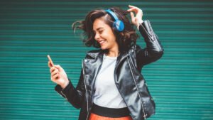 persona usando aplicacion de reconocimiento musical