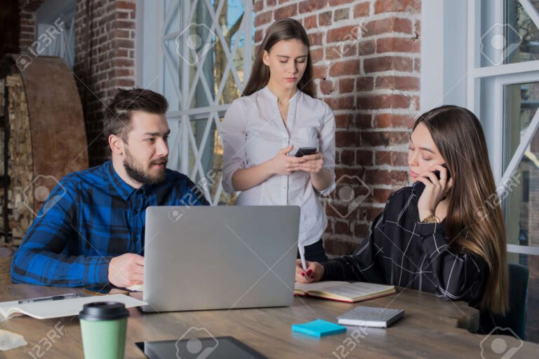 Cómo Puedo Usar El Celular Desde La PC Fácilmente 10 persona usando celular y computadora juntos