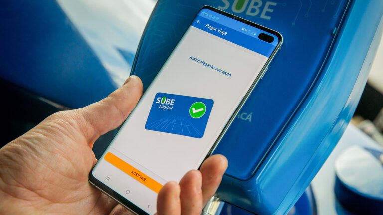 Cómo cargar la tarjeta SUBE desde el celular de forma rápida y segura 2 persona usando celular y tarjeta sube