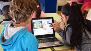 persona usando computadora con sitio gobierno argentina