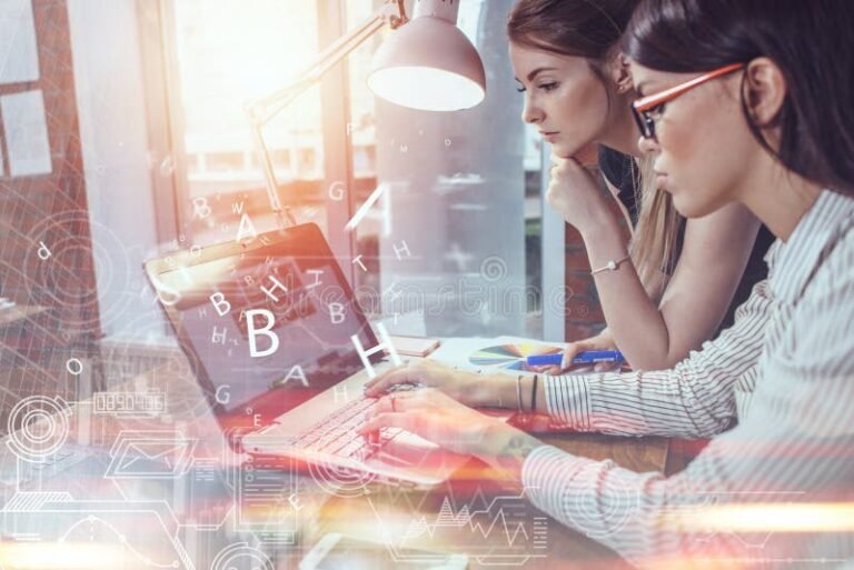 Cómo denunciar una página web para que la cierren en Argentina 5 persona usando computadora con sitio web abierto