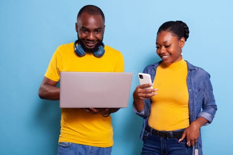 persona usando laptop y smartphone juntos