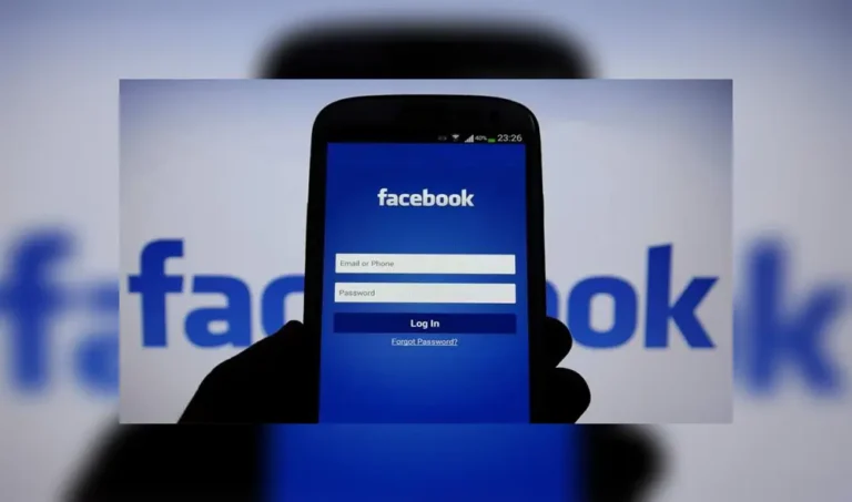 persona usando smartphone con app facebook abierta