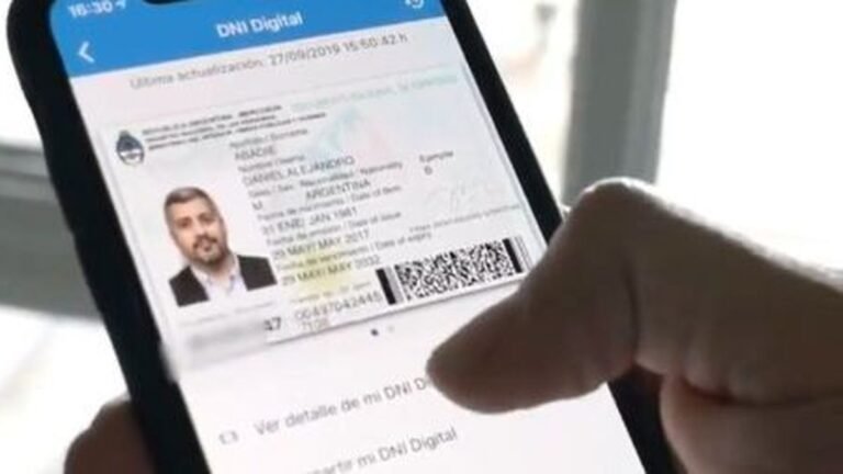 Cómo Saber Mi CUIL Usando Solo Mi DNI Rápido y Fácil 1 persona usando smartphone con dni y cuil
