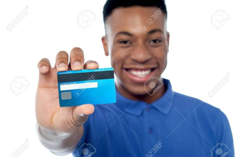 persona usando tarjeta de credito sonriente