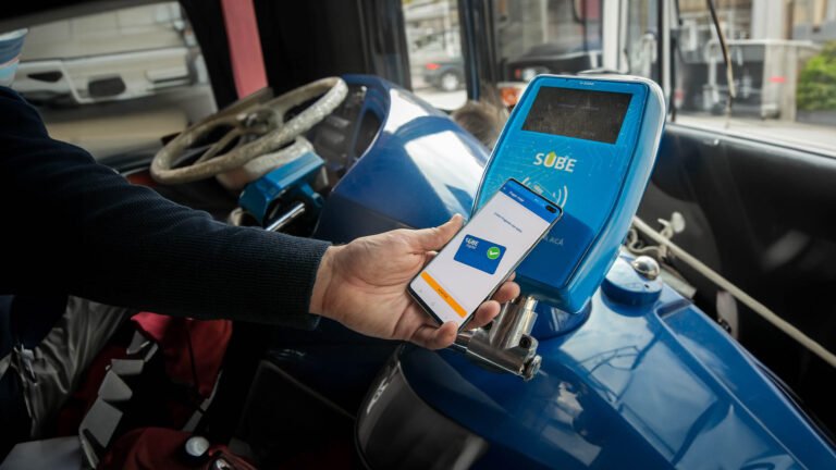 Cómo Puedo Acceder A La Tarifa Social SUBE Y Cuáles Son Los Requisitos 18 persona usando tarjeta sube en colectivo