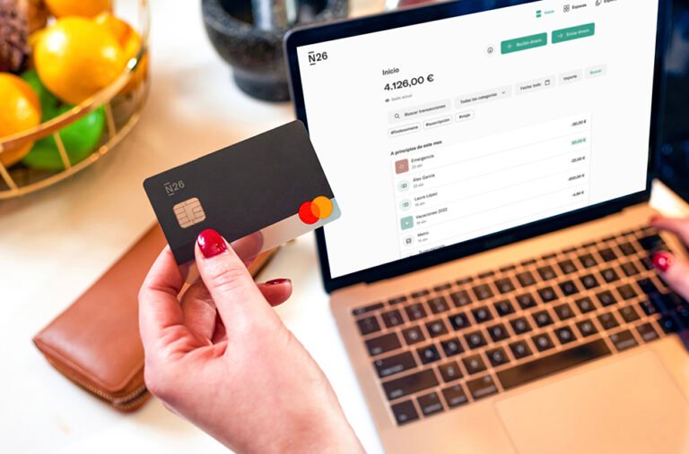 Cómo Dar de Alta una Tarjeta Visa Débito para Usarla Online 2 persona usando tarjeta visa debito en computadora