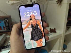 persona usando telefono con pantalla de bloqueo