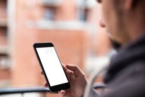 persona usando telefono movil moderno