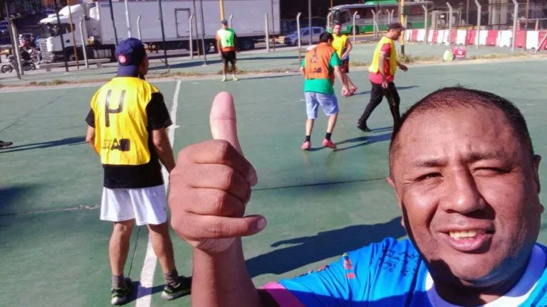 Qué actividades ofrece el Club Social y Deportivo Merlo en Argentina 2 personas jugando futbol en club social argentina