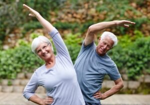 personas mayores felices disfrutando al aire libre