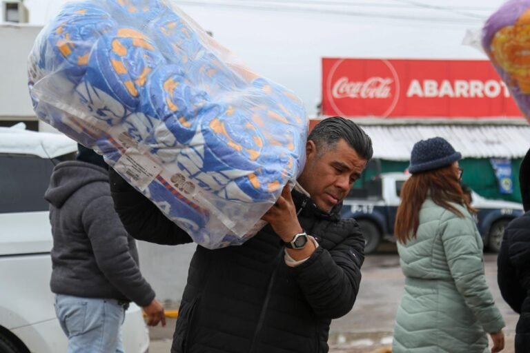 personas recibiendo ayuda en refugio urbano