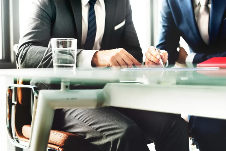 personas votando en reunion corporativa legal