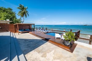 playa con cabanas y mar tranquilo mar chiquita