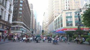 plaza colorida con gente disfrutando al aire libre